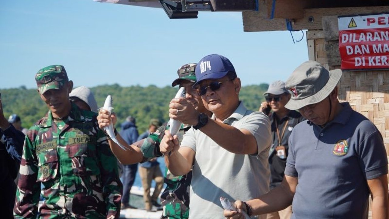 Bupati Buleleng I Nyoman Sutjidra sukses memimpin panen raya bandeng premium di Desa Sumberklampok, Buleleng, yang hasilnya siap diekspor ke Malaysia dan Filipina. Panen bandeng Buleleng ini diharapkan mendongkrak ekonomi lokal.