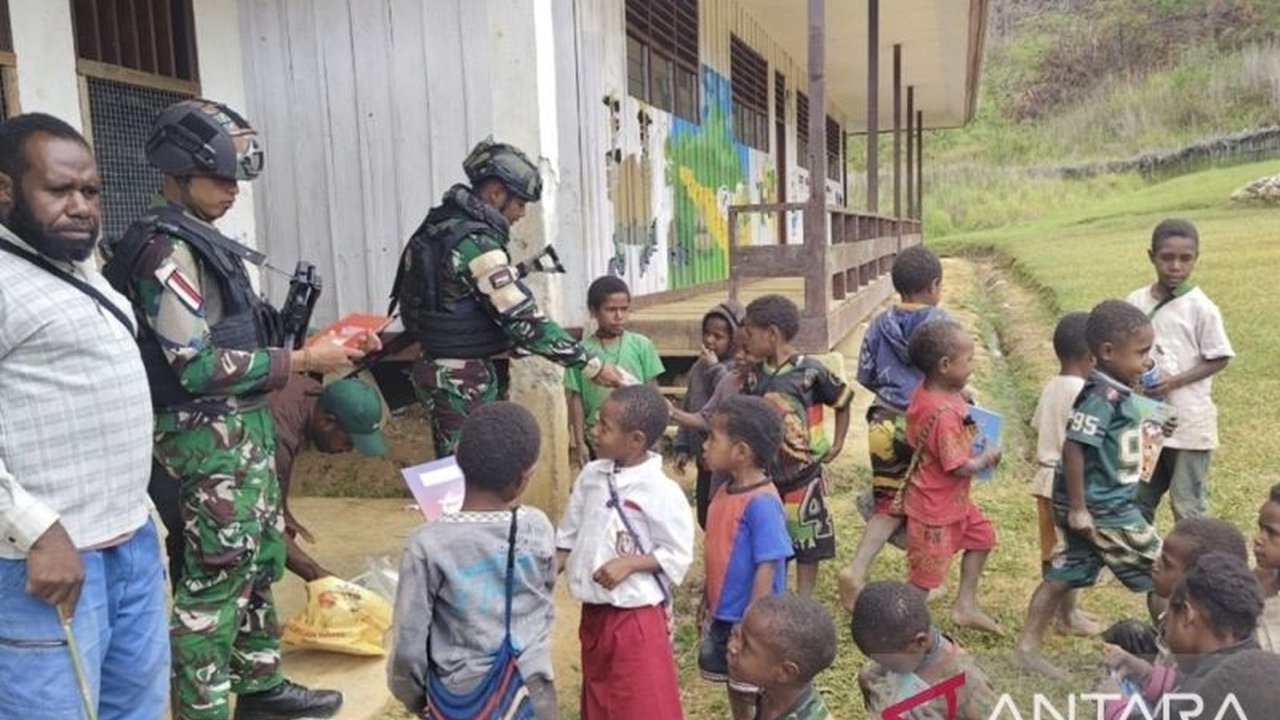 Satgas Yonif 511 Peduli Pendidikan di Lanny Jaya, Papua Pegunungan. Prajurit membagikan alat tulis dan perlengkapan sekolah kepada siswa SD Popome, wujudkan kemanunggalan TNI dan dorong semangat belajar.