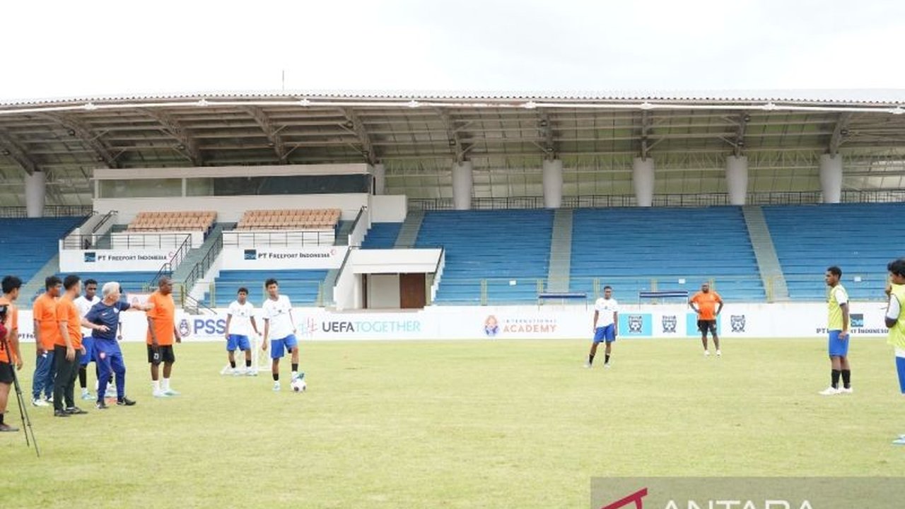Persatuan Sepak Bola Seluruh Indonesia (PSSI) dan PT Freeport Indonesia berkolaborasi dengan Asosiasi Sepak Bola Kerajaan Belanda (KNVB) untuk melatih pelatih dan anak-anak Papua, sebuah inisiatif penting yang bertujuan meningkatkan kualitas sepak bola di