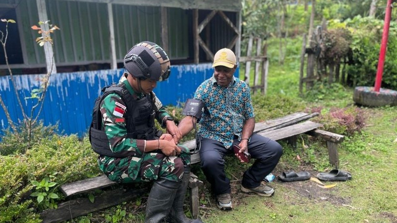 Satuan Tugas Pengamanan Perbatasan (Satgas Pamtas) Yonif 511/DY terus berkomitmen memberikan Layanan Kesehatan TNI Papua gratis di Kampung Ekanom, Distrik Pirime, Lanny Jaya, demi meningkatkan kesadaran hidup sehat warga.