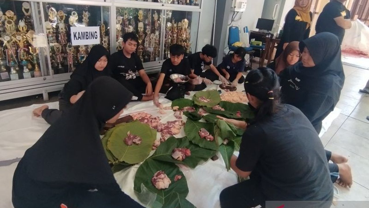 Dua SMP di Kudus mengedukasi siswa tentang Pembungkus Daging Kurban Ramah Lingkungan menggunakan daun jati dan besek, mengurangi sampah plastik saat Idul Adha 1447 H. Inisiatif ini juga meningkatkan permintaan besek.
