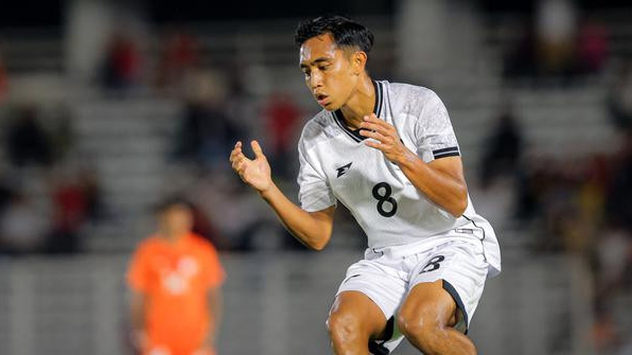 Aksi Rayhan Hannan pada laga Timnas Indonesia U-23 vs India di Stadion Madya, Senin (13/10) malam WIB (c) Bagaskara Lazuardi