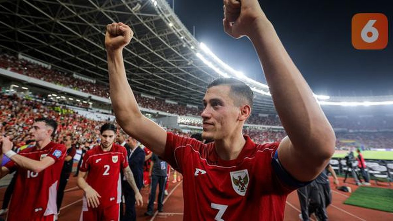 Ekspresi kegembiraan kapten Timnas Indonesia, Jay Idzes, setelah mengalahkan Timnas Bahrain 1-0 pada matchday kedelapan Kualifikasi Piala Dunia 2026 zona Asia di Stadion Utama Gelora Bung