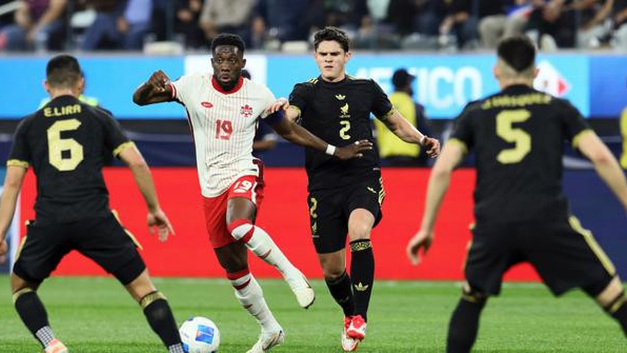 Alphonso Davies dari Kanada, kedua dari kiri, berebut bola dengan Erik Lira dari Meksiko, kiri, dan Israel Reyes dari Meksiko, kedua dari kanan, selama babak pertama pertandingan semifinal