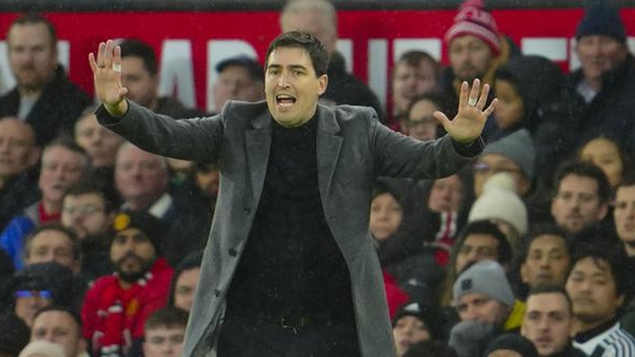 Pelatih kepala Bournemouth, Andoni Iraola memberi instruksi kepada pemainnya saat menghadapi Manchester United pada laga pekan ke-16 Liga Inggris 2023/2024 di Old Trafford Stadium, Sabtu (9/1