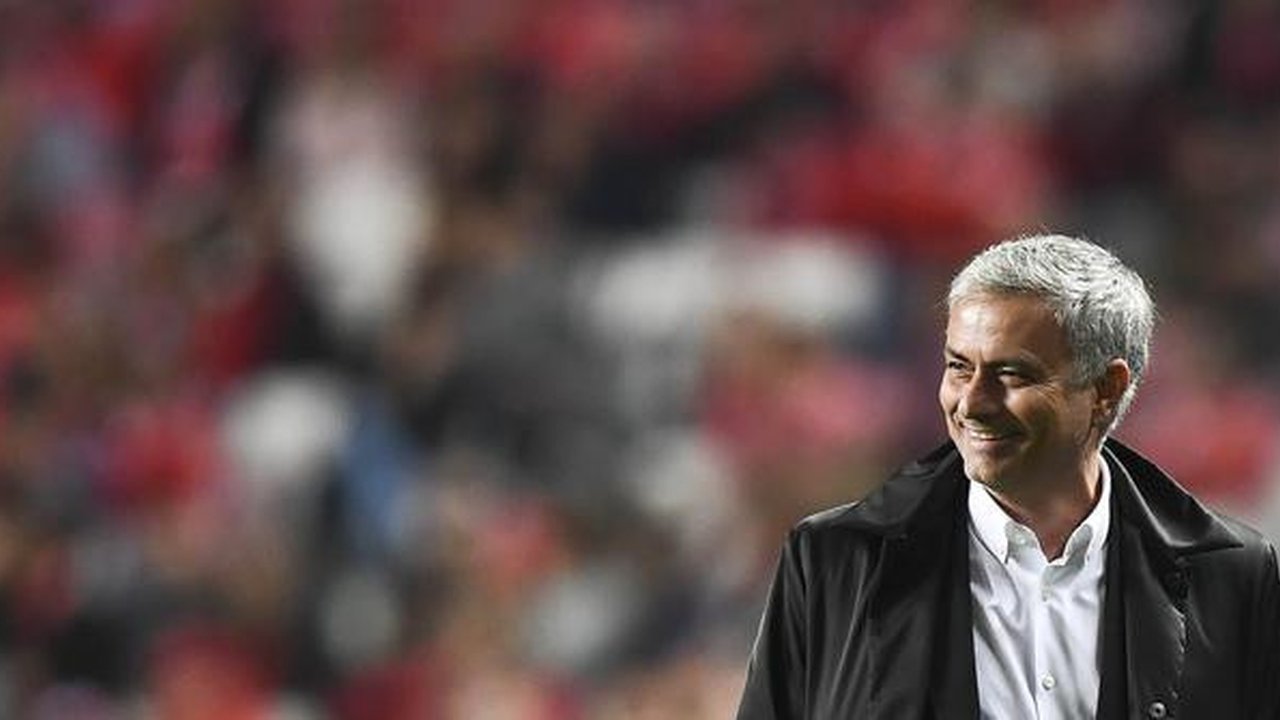 Pelatih Manchester United, Jose Mourinho, tersenyum usai tim nya menang atas Benfica pada laga Liga Champions di Stadion Luz, Kamis (19/10/2017). Manchester United menang 1-0 atas Benfica. (A