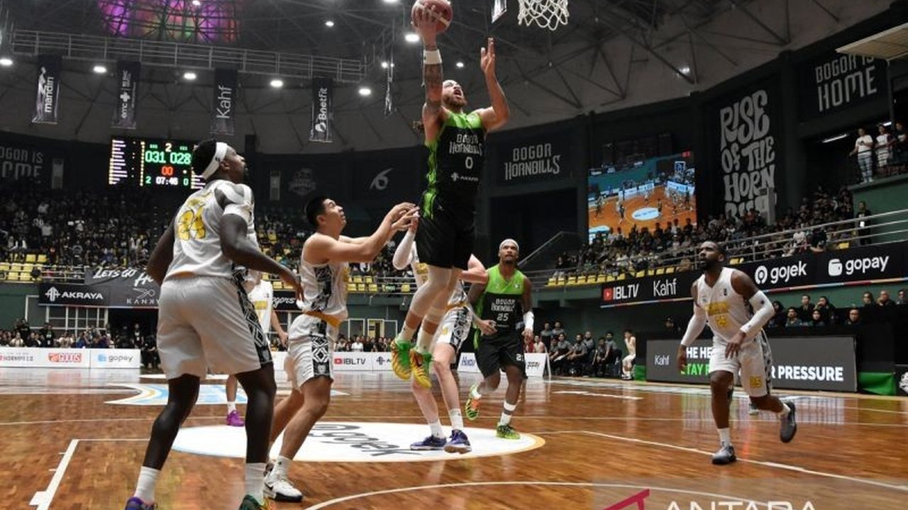 Bogor Hornbills mencetak sejarah dengan melaju ke semifinal IBL 2026 untuk pertama kalinya, mengalahkan Kesatria Bengawan Solo dalam laga playoff yang dramatis hingga overtime.