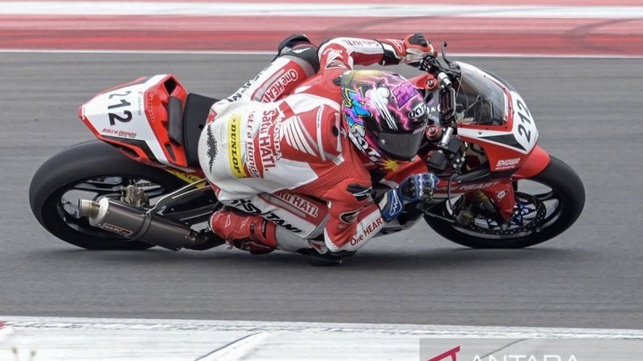 Pembalap muda Kiandra Ramadhipa finis ke-10 di balapan pertama Red Bull Rookies Cup 2026 Sirkuit Mugello, Italia, meski start P16, menunjukkan perjuangan luar biasa.