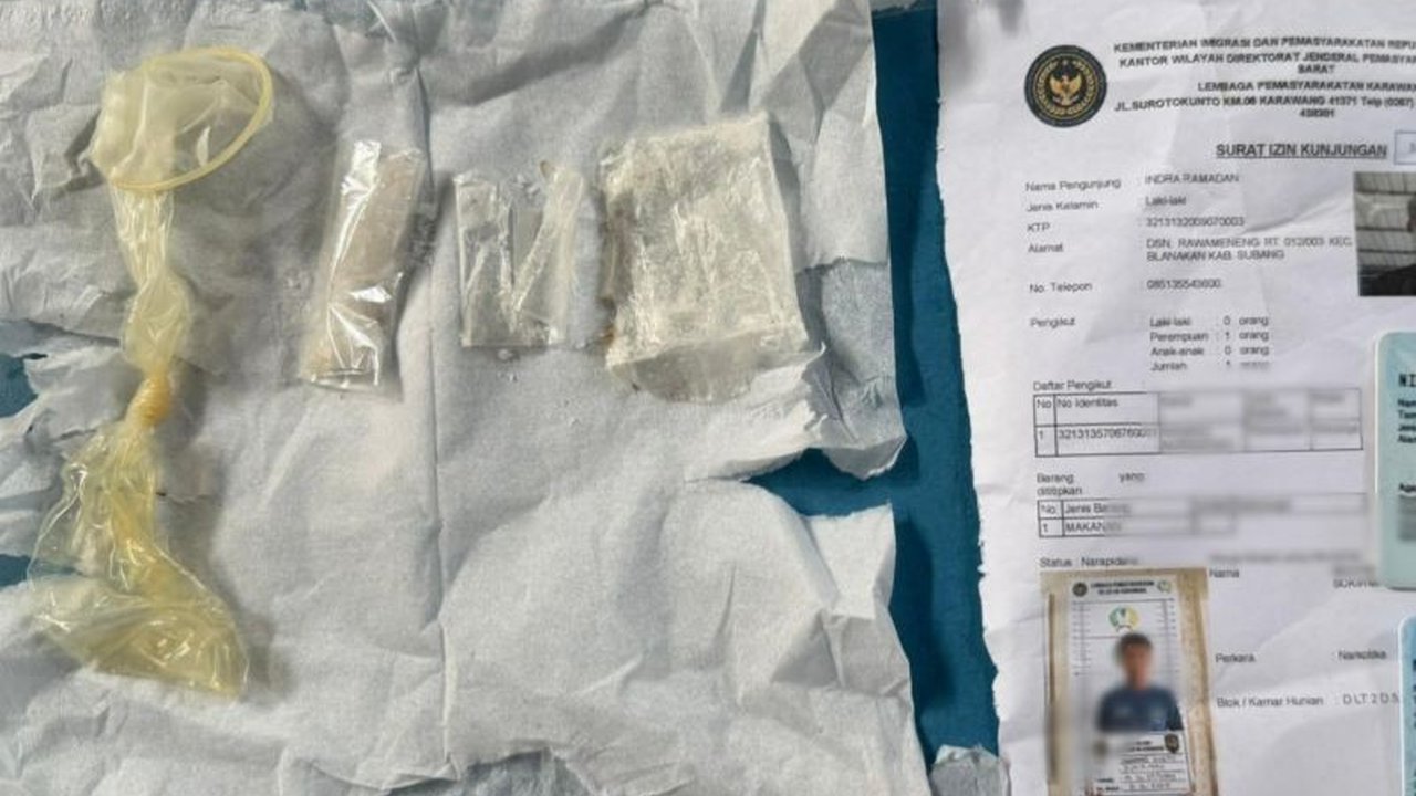 Polres Karawang berhasil menggagalkan upaya penyelundupan sabu ke Lapas Karawang. Modus baru dengan menyembunyikan narkotika dalam kondom terungkap, memicu penyelidikan lebih lanjut.