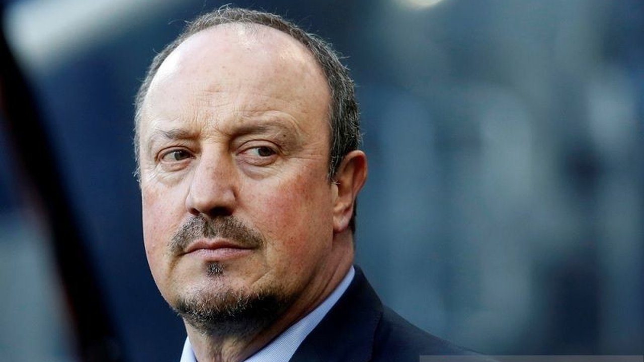 Mantan pelatih top Eropa, Rafael Benitez, secara terbuka menyatakan minatnya untuk melatih Timnas Italia. Simak alasan di balik ketertarikan Rafael Benitez latih Italia dan potensi tantangan besar yang menanti.
