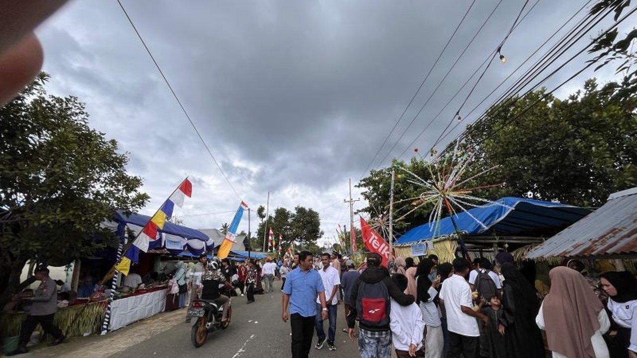 Festival Ketupat Telaga Kodok di Maluku Tengah kembali digelar meriah, menyajikan 40.552 ketupat dan puluhan stan kuliner, menjadi simbol persaudaraan serta penggerak ekonomi lokal.