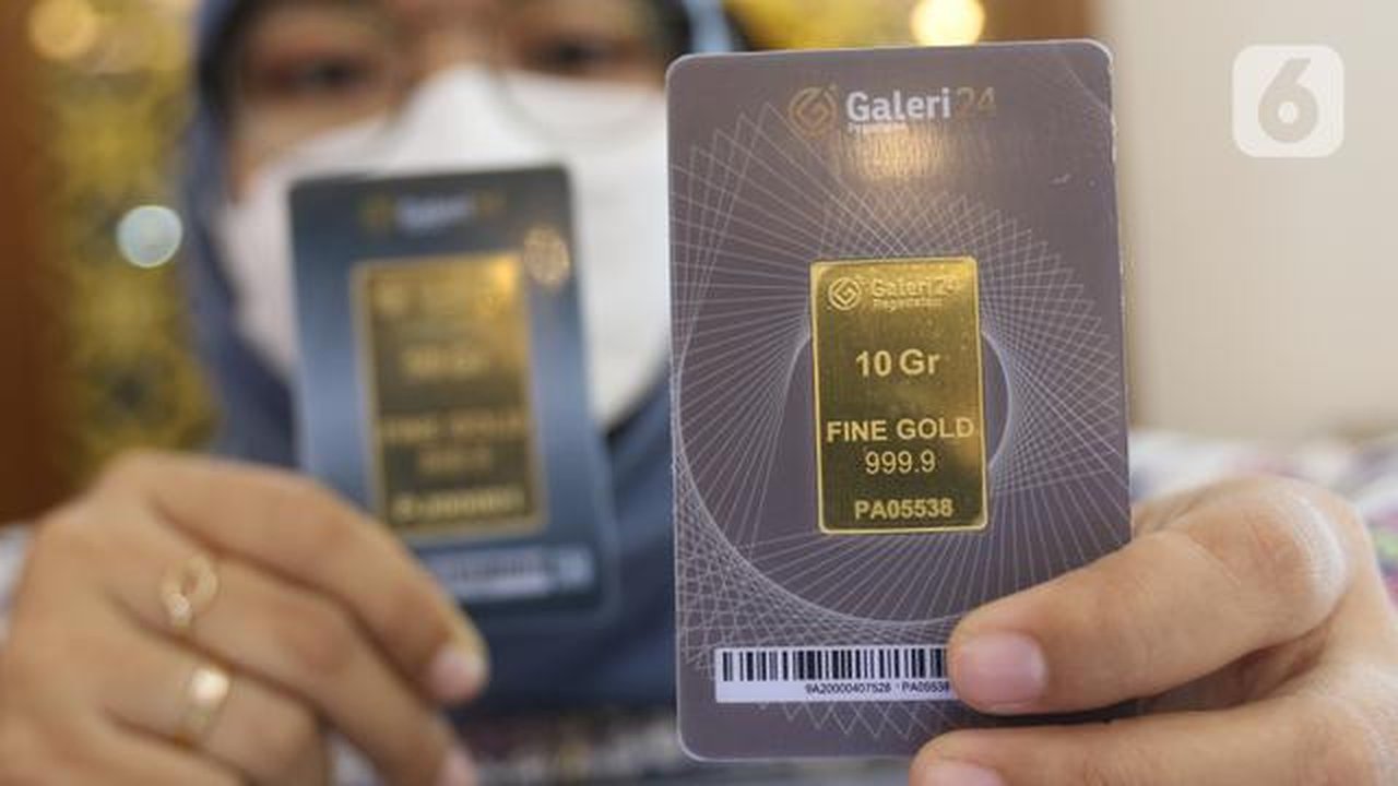 Petugas memperihatkan emas batangan yang dijual di Galeri 24 Pegadaian, Jakarta, Jumat (25/3/2022). Harga emas Antam di Pegadaian kembali naik. Hari ini harga emas Antam naik Rp 6.000 menjadi