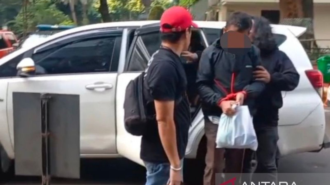 Seorang sopir taksi daring berinisial JF ditangkap polisi karena aksi perusakan mobil di Tol JORR. Terungkap kronologi lengkap dan motif di balik perbuatan sopir taksi perusak mobil ini.