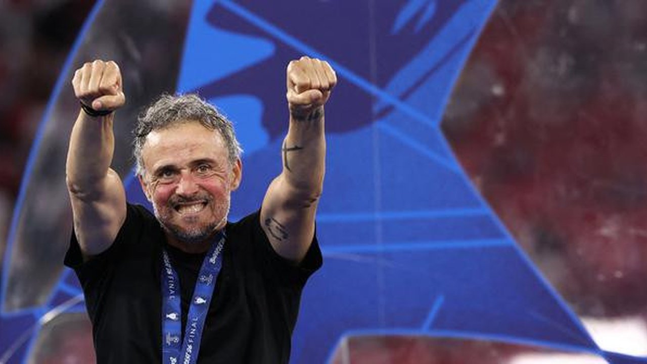 Pelatih kepala Paris Saint-Germain, Luis Enrique, merayakan kemenangan sambil mengenakan medali juara setelah memenangkan pertandingan final Liga Champions UEFA antara PSG dan Arsenal FC di P