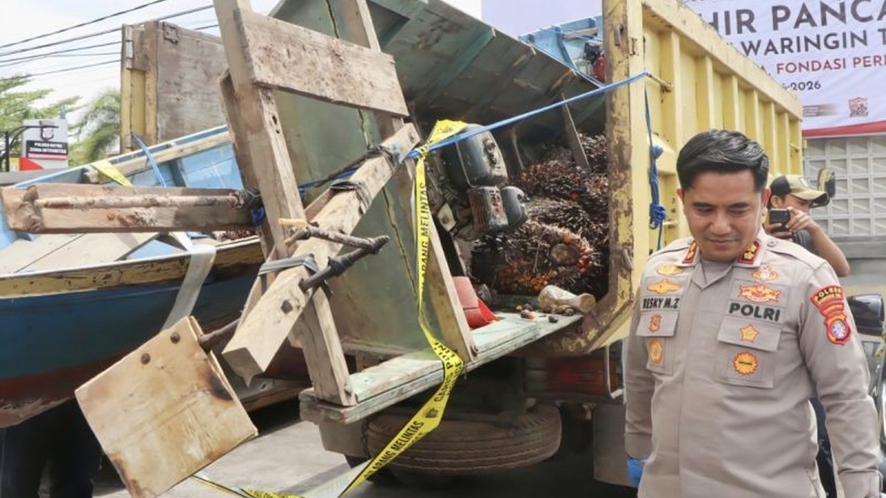 Polres Kotawaringin Timur berhasil mengungkap empat kasus pencurian TBS sawit dalam dua pekan terakhir. Modus operandi pelaku bervariasi, termasuk memanfaatkan jalur sungai dan kendaraan pikap.