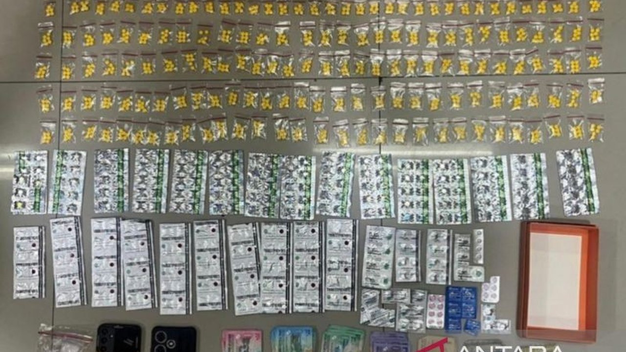 Satresnarkoba Polres Metro Jakarta Pusat berhasil membongkar praktik peredaran obat keras ilegal berkedok toko kosmetik di Juanda, Jakarta Pusat, mengamankan dua tersangka dan ribuan butir obat terlarang.