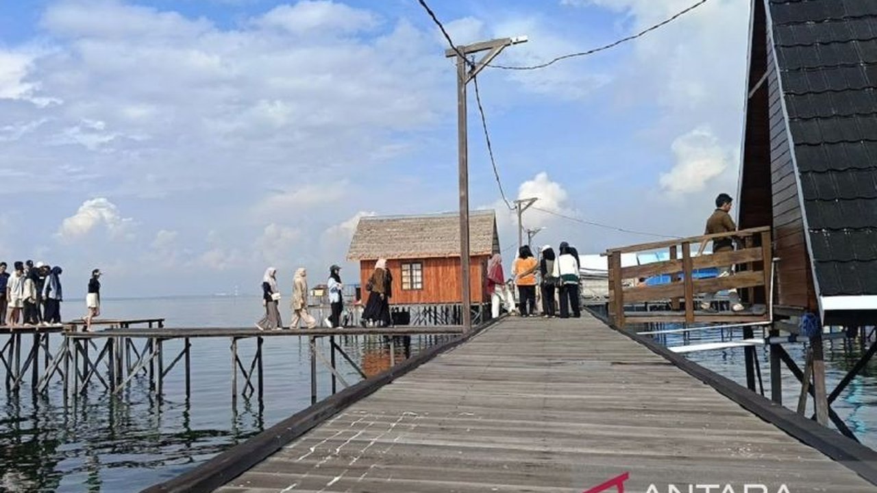 Pembangkit Listrik Tenaga Surya (PLTS) menjadi solusi vital untuk menerangi destinasi wisata bahari unggulan di Kalimantan Timur, mendukung geliat pariwisata sekaligus menyediakan akses listrik di wilayah terpencil.