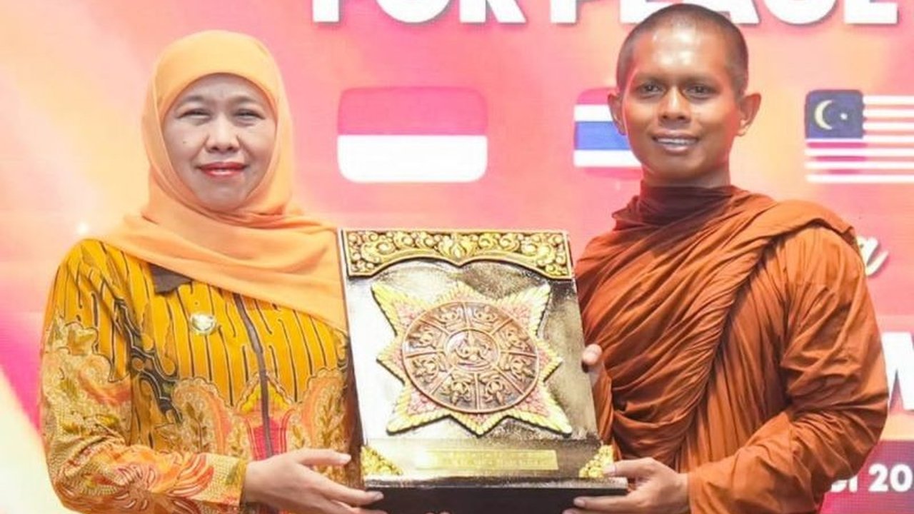 Gubernur Jawa Timur Khofifah Indar Parawansa menyerukan penguatan persaudaraan Waisak 2026 sebagai upaya menjaga perdamaian dan kerukunan di tengah tantangan global, membuat pembaca penasaran akan detail seruan tersebut.