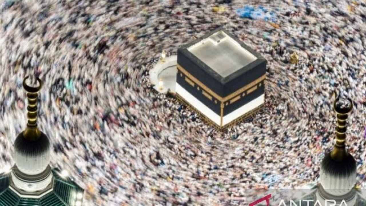 Jutaan jemaah haji memadati Masjidil Haram untuk melaksanakan Tawaf Wada, sebuah momen perpisahan penuh haru yang menandai puncak dan akhir dari perjalanan ibadah haji mereka.