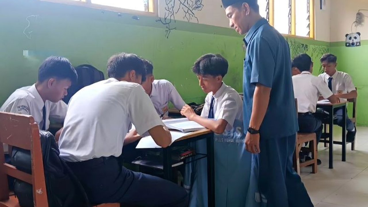 Penyaluran Tunjangan Profesi Guru (TPG) di Pamekasan terbukti membawa Manfaat Tunjangan Profesi Guru signifikan, tidak hanya meningkatkan kesejahteraan, tetapi juga mendorong inovasi pembelajaran yang interaktif dan menyenangkan bagi siswa.