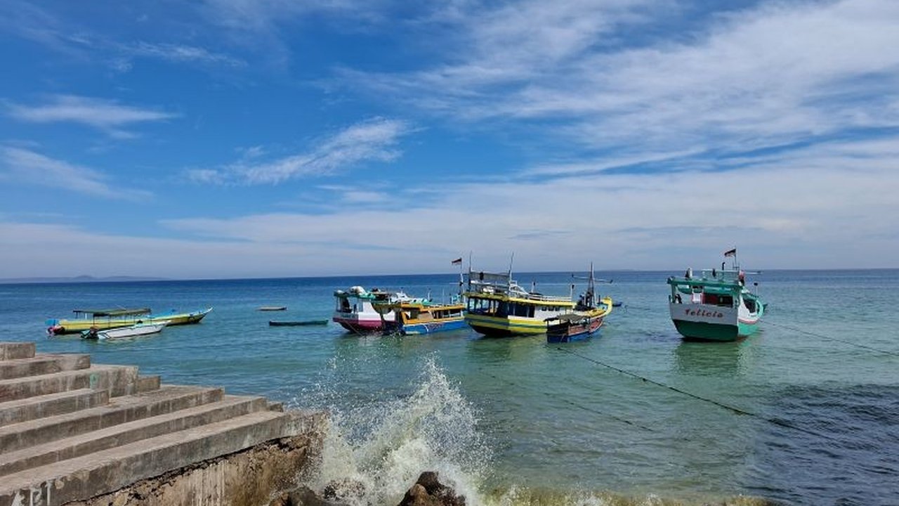 Badan Meteorologi, Klimatologi, dan Geofisika (BMKG) mengeluarkan peringatan dini potensi Banjir Rob NTT di sejumlah wilayah pesisir hingga 2 Juni 2026, akibat fenomena bulan purnama yang meningkatkan muka air laut.
