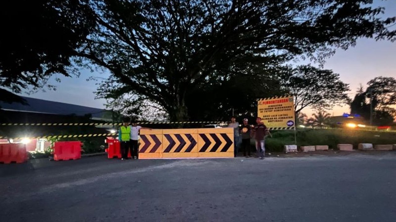 Balai Pelaksana Jalan Nasional (BPJN) Riau mengumumkan penutupan sementara Jembatan Danau Bingkuang arah Pekanbaru menuju Bangkinang karena kerusakan tumpuan. Simak detail penutupan dan jalur alternatifnya.