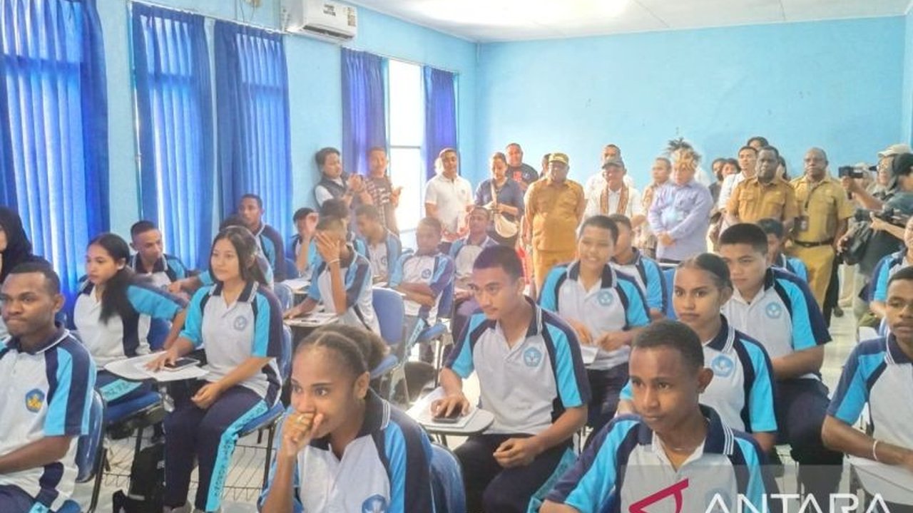Kementerian Pendidikan Dasar dan Menengah (Kemendikdasmen) serius memangkas kesenjangan pendidikan di wilayah 3T. Simak bagaimana program digitalisasi pembelajaran di Teluk Bintuni ditingkatkan untuk kualitas pendidikan yang lebih merata.