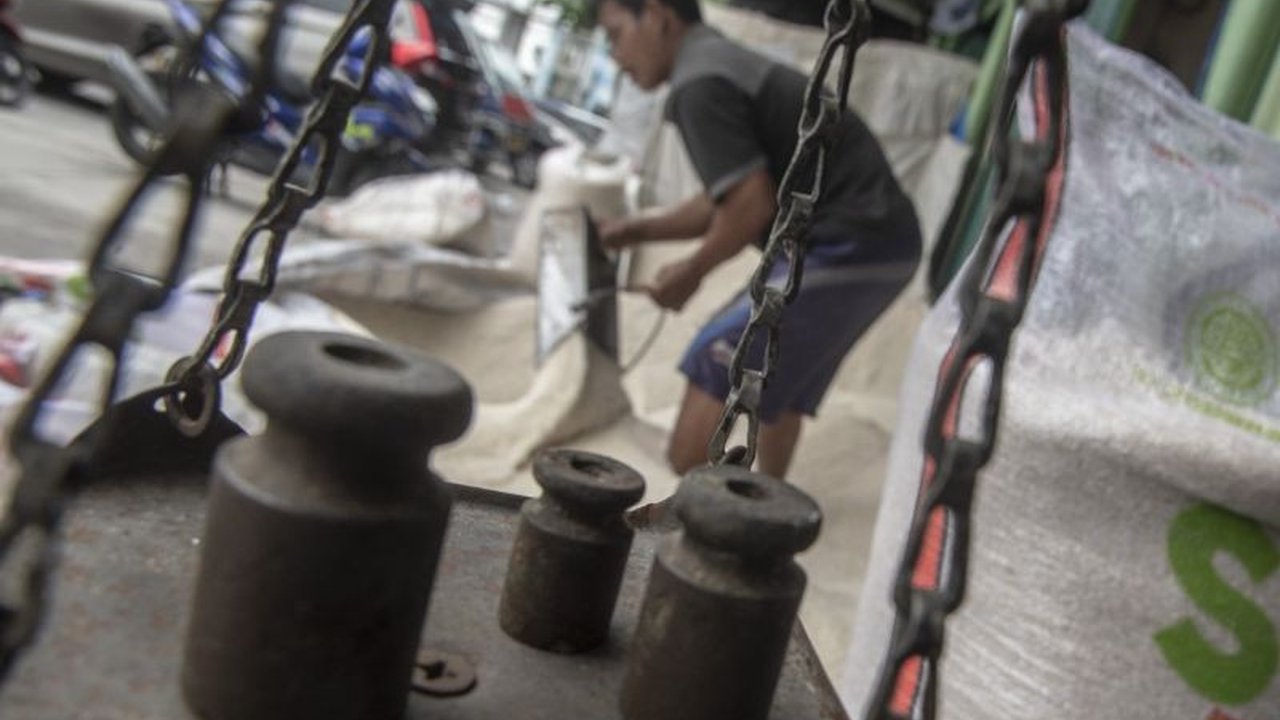 Praktik mafia beras tak hanya soal harga, tapi juga mengancam ketahanan pangan, kesejahteraan petani, dan kepercayaan publik. Ini musuh bersama yang harus dibongkar tuntas.