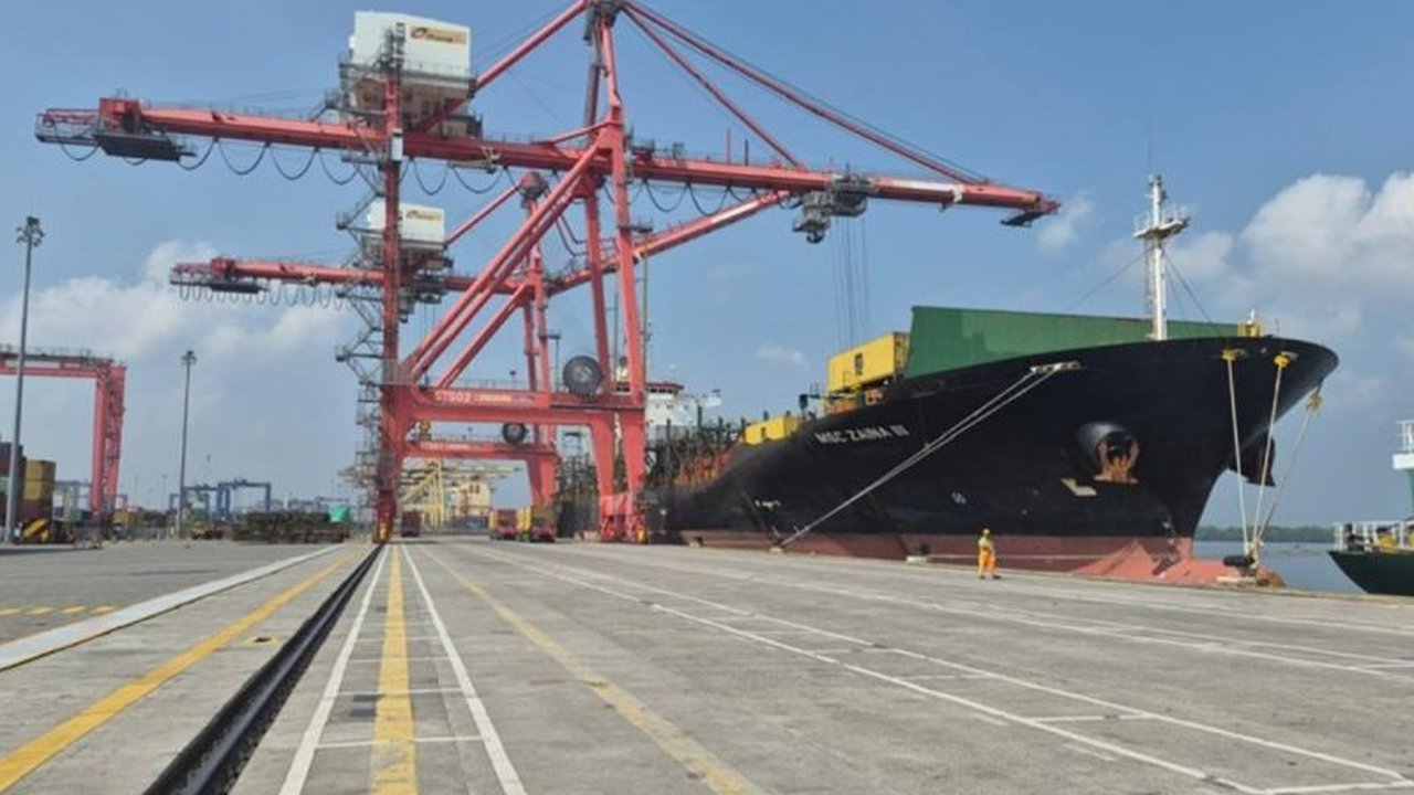 Arus peti kemas Belawan New Container Terminal (BNCT) di Pelabuhan Belawan mencatat peningkatan signifikan hingga 59.663 TEUs pada April 2026, melampaui target bulanan dan menandakan pemulihan aktivitas logistik.