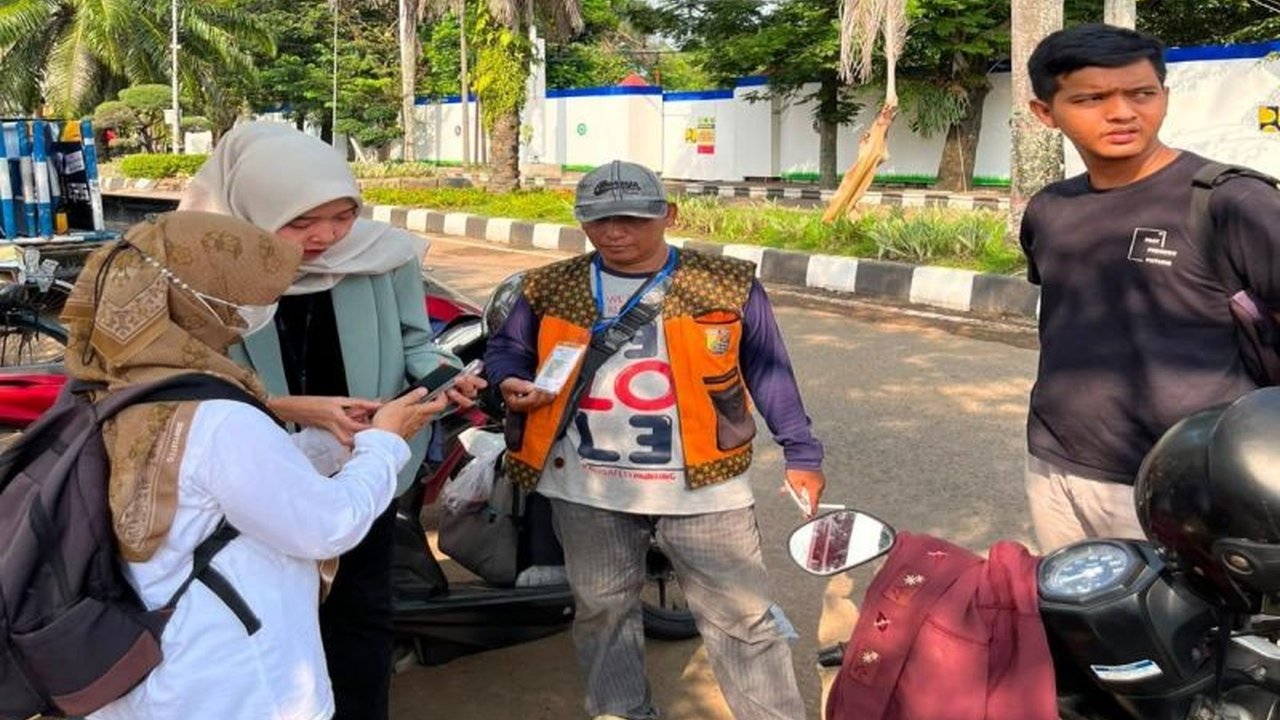 Pemerintah Kota Pekalongan memulai uji coba pembayaran nontunai parkir menggunakan QRIS di sejumlah lokasi strategis, menandai langkah modernisasi layanan publik dan percepatan transaksi digital.