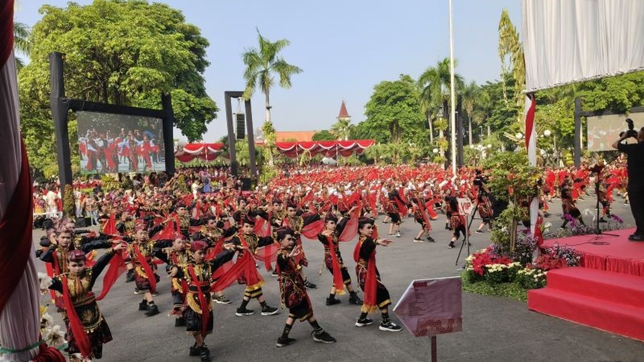 Pelaksana Harian Wali Kota Surabaya, Armuji, memaparkan berbagai Capaian Pembangunan Surabaya serta rencana ke depan dalam peringatan Hari Jadi ke-733 Kota Surabaya. Simak detailnya untuk mengetahui kemajuan kota ini!