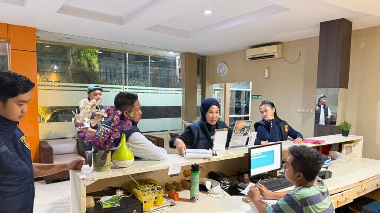 Polda Sultra berhasil mengamankan tujuh pasangan yang diduga bukan suami istri sah dalam Razia Hotel Kendari, sebagai bagian dari Operasi Pekat Anoa 2026 yang bertujuan menjaga ketertiban umum.