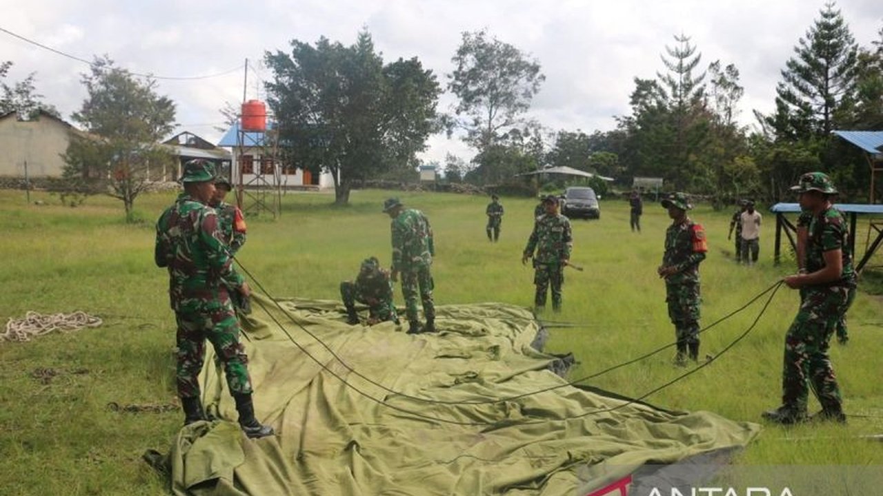 Prajurit Kodim Jayawijaya bersama Pemerintah Kabupaten Jayawijaya aktif bersihkan puing rumah warga pascakonflik di Distrik Wouma, percepat pemulihan lingkungan dan sosial masyarakat.
