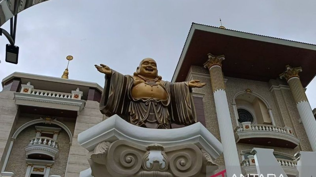 Perayaan Waisak Kaltim 2026 di Samarinda mengusung konsep ekoteologi, fokus pada penyelamatan lingkungan. Simak bagaimana umat Buddha menebar kebaikan melalui aksi nyata.