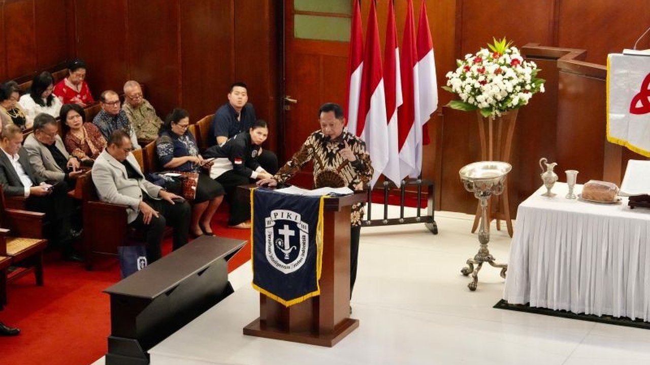 Menteri Dalam Negeri Tito Karnavian mengajak Persatuan Inteligensia Kristen Indonesia (PIKI) untuk mengambil peran strategis dalam mewujudkan Indonesia Emas 2045, menekankan pentingnya kontribusi intelektual dan sumber daya manusia berkualitas.