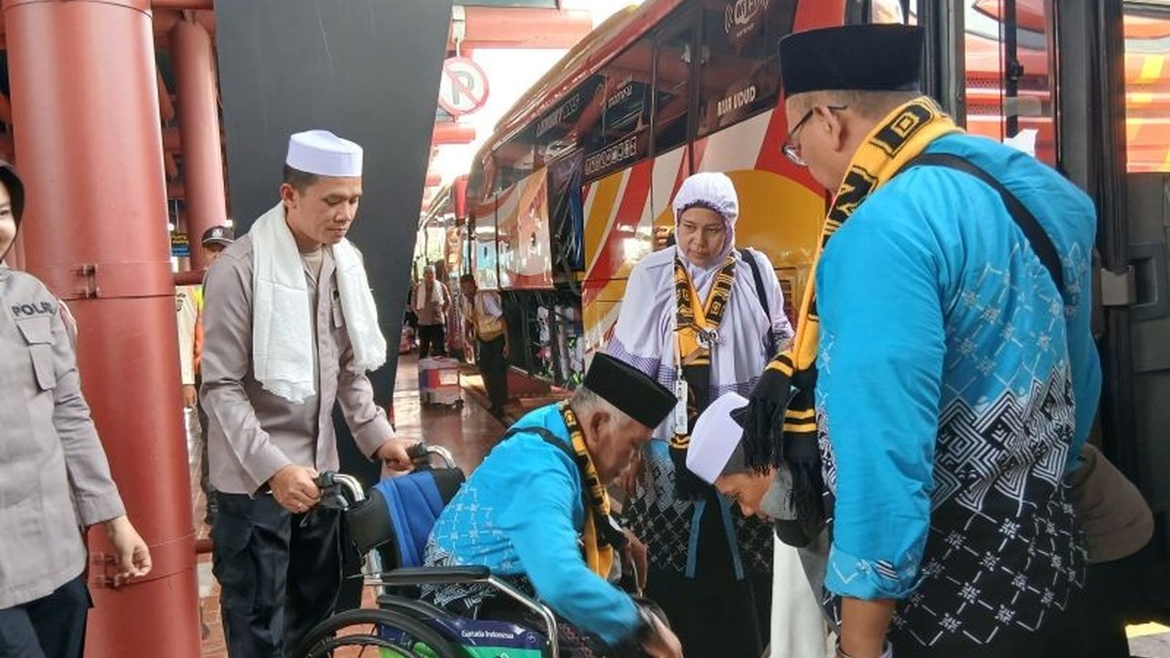 Sebanyak 34.853 jemaah haji Indonesia akan kembali ke Tanah Air melalui Bandara Soekarno-Hatta mulai 1 Juni 2026. Simak detail persiapan dan imbauan terkait kepulangan haji Indonesia di sini.