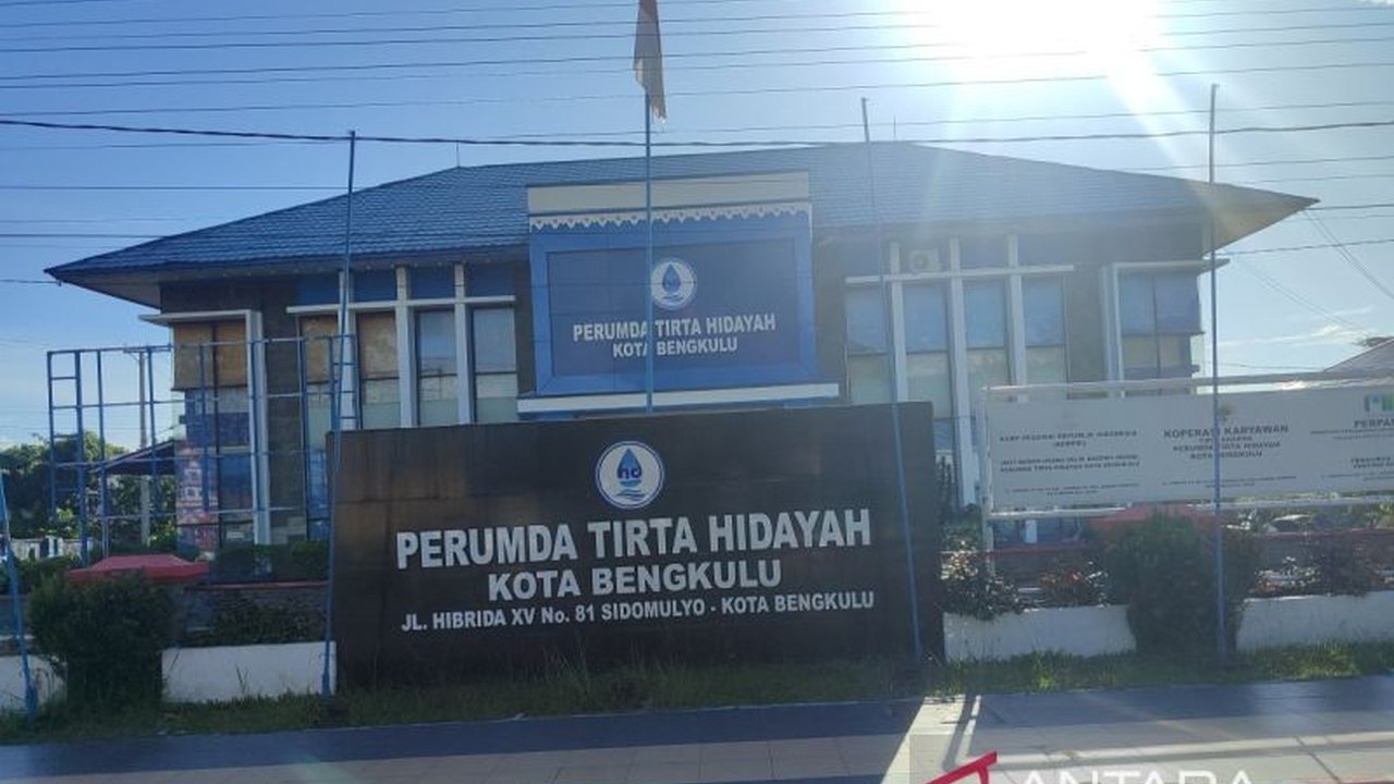 Pemerintah Kota Bengkulu bergerak cepat menyalurkan air bersih darurat menggunakan tangki kepada warga terdampak kerusakan pompa IPA Nelas Perumda Tirta Hidayah, memastikan kebutuhan dasar masyarakat tetap terpenuhi.
