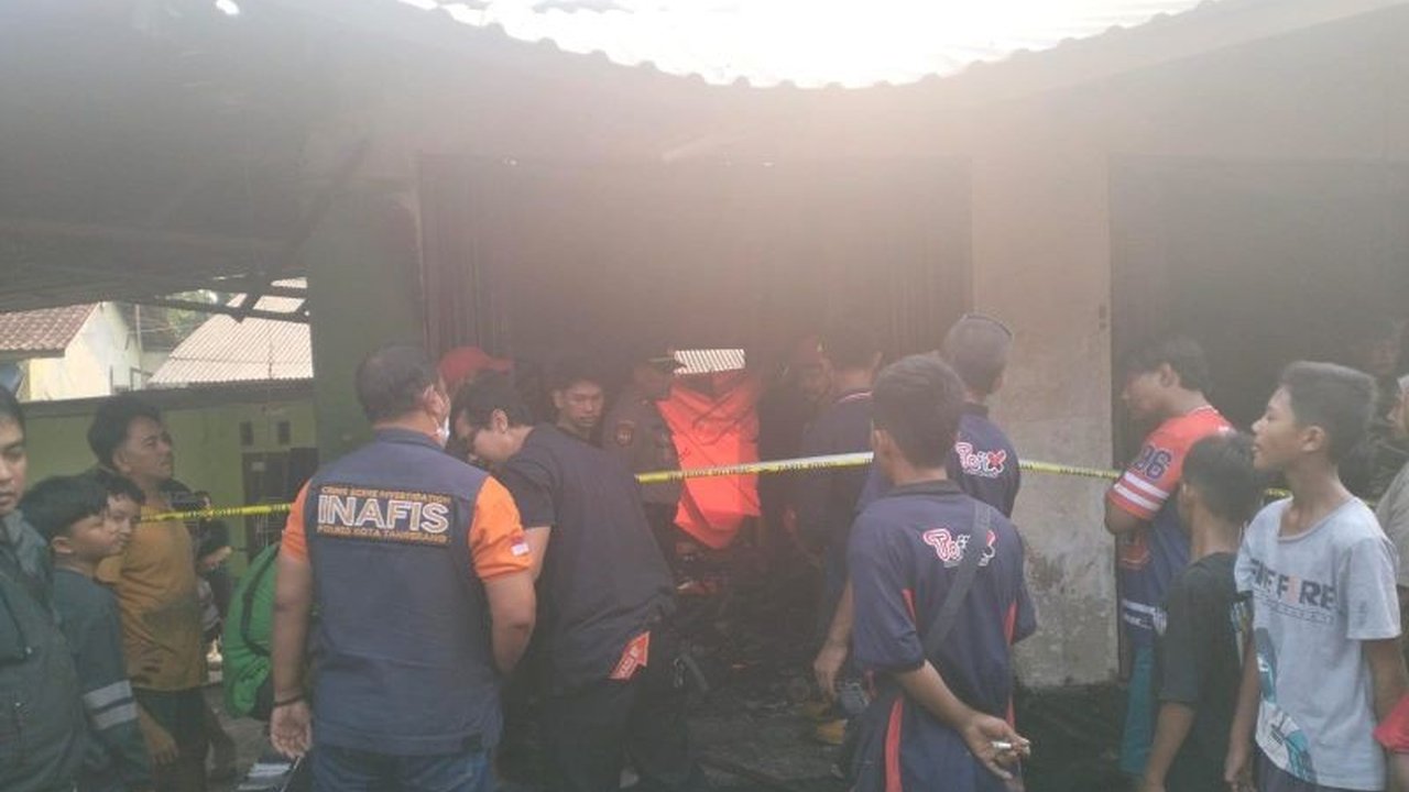 Unit Reskrim Polsek Cikupa, Polresta Tangerang, sedang mendalami penyebab utama kebakaran bengkel di Kelurahan Sukamulya yang mengakibatkan satu korban jiwa. Dugaan awal mengarah pada percikan api saat perbaikan motor.