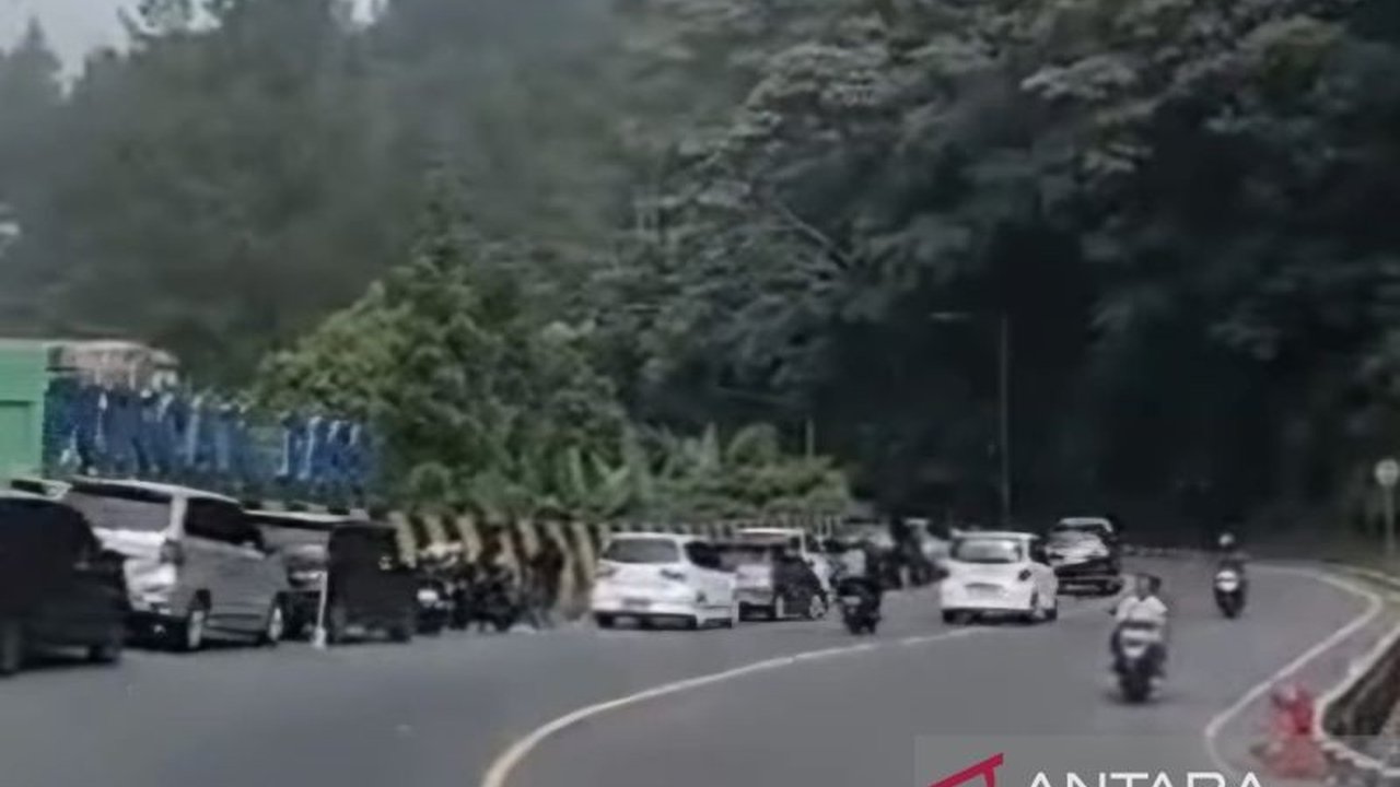 Polres Cianjur mengarahkan pengendara menuju Bogor dan sekitarnya untuk memanfaatkan Jalur Alternatif Jonggol-Sukabumi. Langkah ini diambil guna mengurai kemacetan parah di jalur Puncak yang mengalami lonjakan volume kendaraan signifikan saat libur panjan