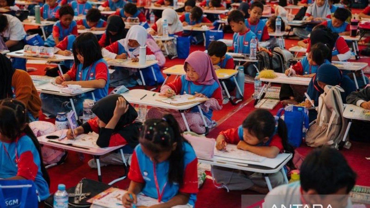 Aktivitas mewarnai anak usia 1-5 tahun disebut ahli dapat menjadi stimulasi penting bagi tumbuh kembang optimal. Ketahui bagaimana kegiatan sederhana ini mendukung perkembangan kognitif dan emosional anak.