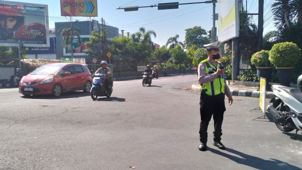 Perbaikan Jembatan Kaliombo di Kota Kediri memicu rekayasa lalu lintas yang intensif. Dinas Perhubungan dan Polres Kediri Kota menyiagakan petugas untuk mengurai kemacetan dan memastikan kelancaran arus kendaraan.