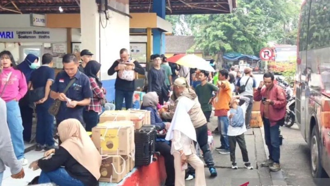 Terminal Bus Kampung Rambutan alami lonjakan signifikan penumpang arus balik Idul Adha, baik kedatangan maupun keberangkatan, dengan kepadatan diproyeksikan berlanjut hingga libur nasional Senin.