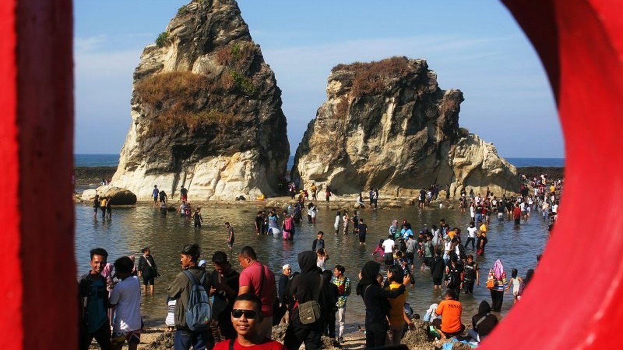 Ribuan wisatawan domestik memadati pesisir selatan Lebak selama libur panjang Idul Adha 2026, menunjukkan potensi besar dan menggairahkan sektor Wisata Lebak serta ekonomi lokal.
