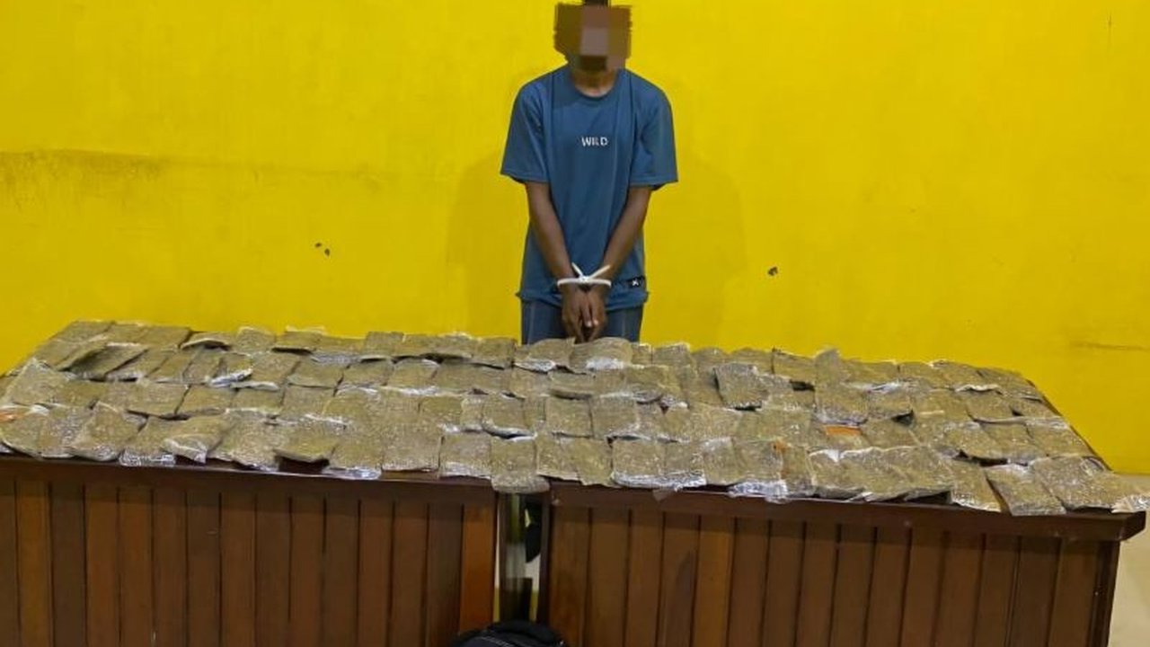 Satresnarkoba Polresta Sorong Kota berhasil menggagalkan peredaran ganja seberat 4,8 kg yang diduga terkait jaringan Papua Nugini (PNG). Penangkapan ini mengungkap upaya penyelundupan Peredaran Ganja Sorong dalam jumlah besar.