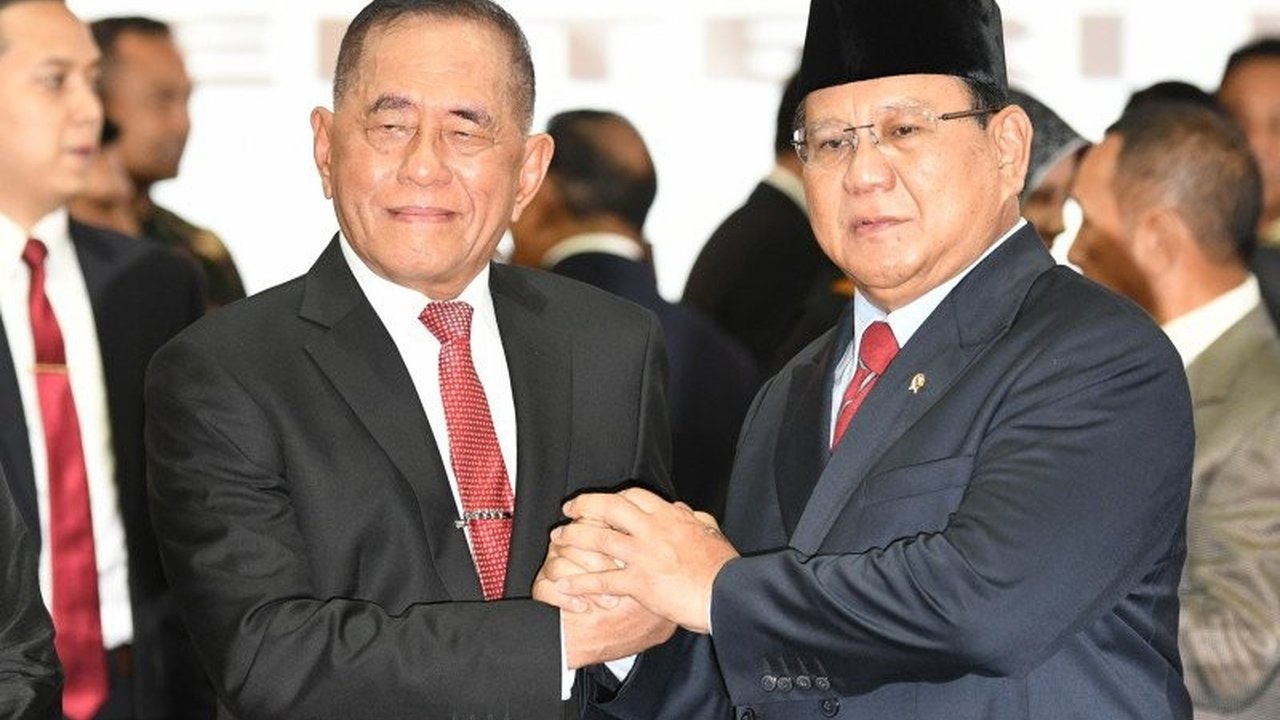 Kematian Ryamizard Ryacudu, mantan KSAD dan Menteri Pertahanan, menyisakan duka mendalam bagi TNI AD dan bangsa. Jejak pengabdiannya yang luar biasa akan selalu dikenang.