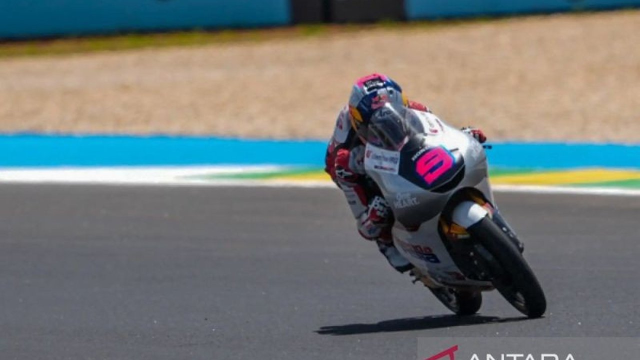 Pembalap muda Indonesia, Veda Ega Pratama, berhasil finis di urutan kedelapan Moto3 GP Italia setelah memulai balapan dari posisi ke-13. Simak perjuangan sengitnya di Sirkuit Moteggi!