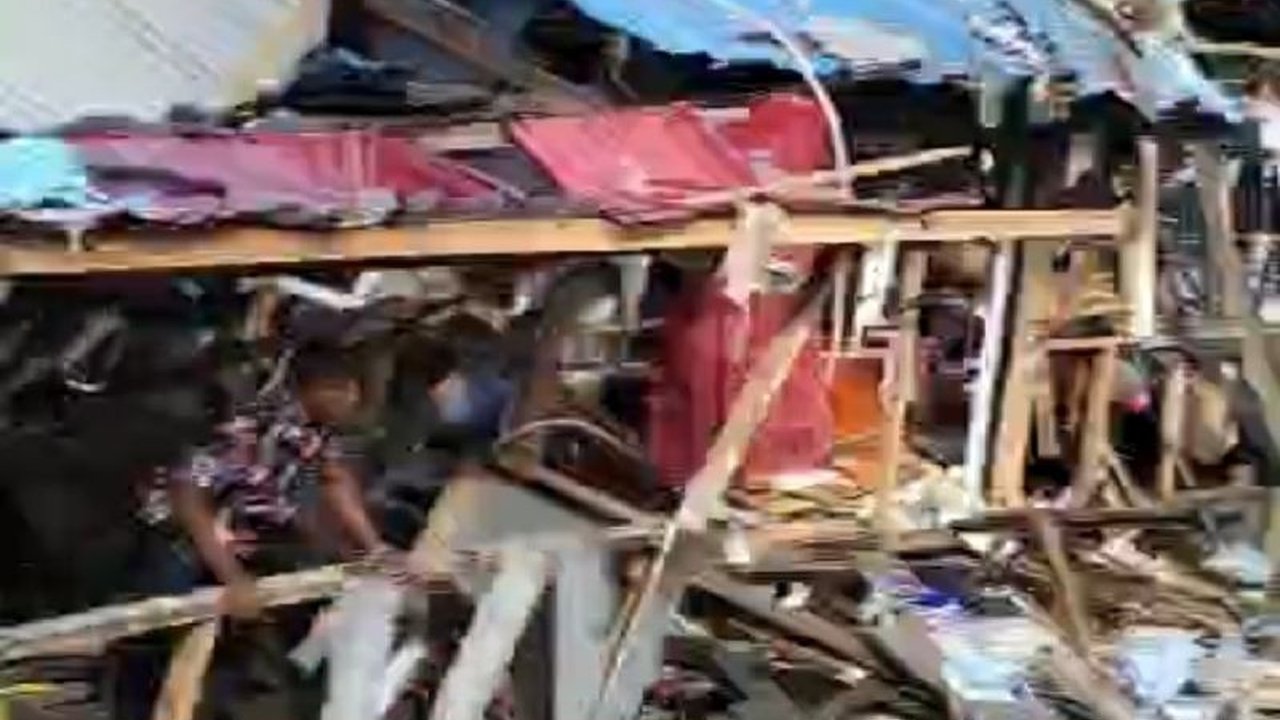 Insiden tragis ledakan bom peninggalan Perang Dunia II di Biak Numfor menelan korban jiwa dan menyebabkan kerusakan. Simak detail lengkap mengenai Bom PD II Biak dan upaya penanganan pasca kejadian.