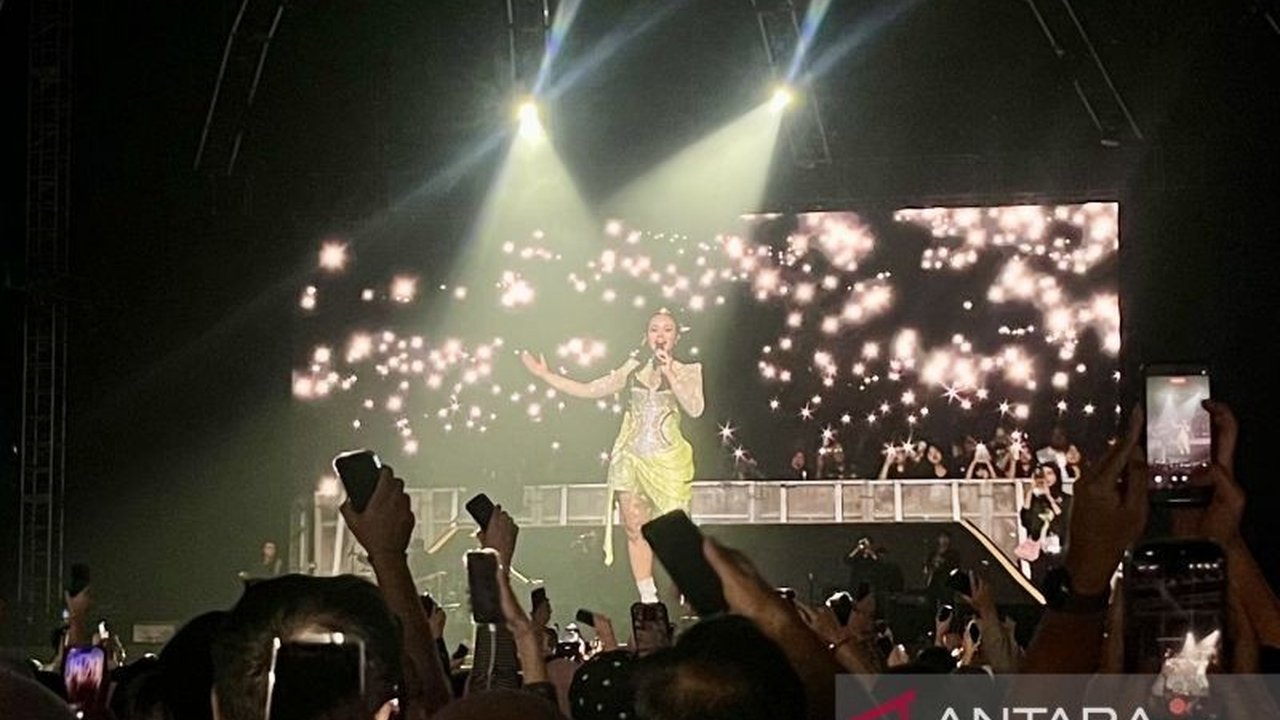 Yura Yunita sukses memukau penonton Java Jazz 2026 di Tangerang, mengajak mereka mengungkap kasih sayang. Momen emosional ini terjadi menjelang lagu penutup 
