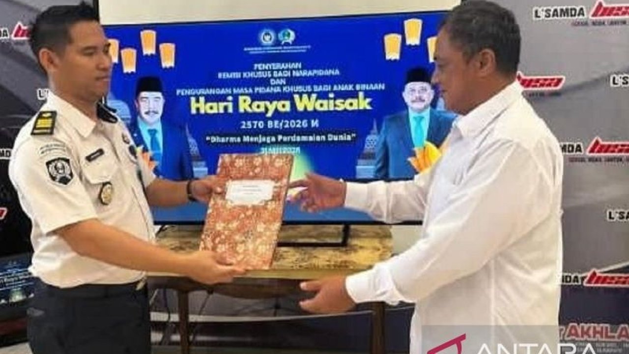 Kanwil Ditjenpas Kaltim memberikan remisi Waisak kepada enam warga binaan pada Hari Raya Waisak 2026. Mereka dinilai produktif dan menunjukkan perubahan karakter positif. Simak detail pengurangan masa hukuman ini.