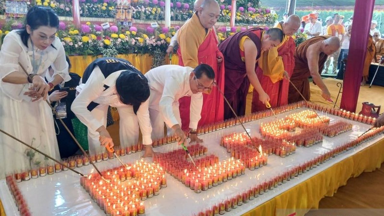 Ribuan umat Buddha menyemarakkan perayaan Tri Suci Waisak 2570 BE/2026 dengan menyalakan Pelita Perdamaian Waisak di Candi Mendut, Magelang, simbol harapan dan harmoni universal.